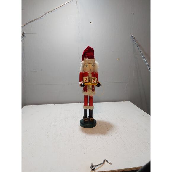16" count down nut cracker - Picture 5 of 5